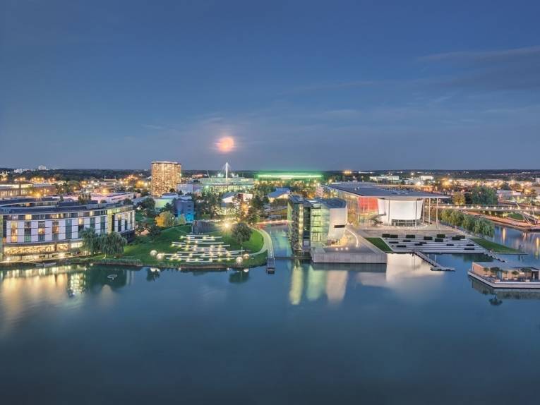 Die Autostadt in Wolfsburg am Abend